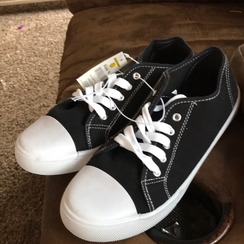 NWT Bobbie Brooks Ladies Shoes